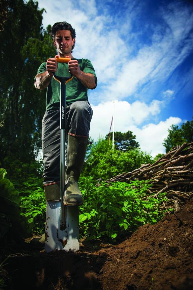 Fiskars Gärtnerspaten Xact L für steinige und harte Böden