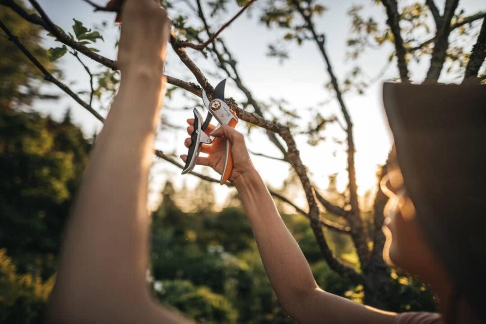 Fiskars Gartenschere  PowerLever Bypass für frische Äste