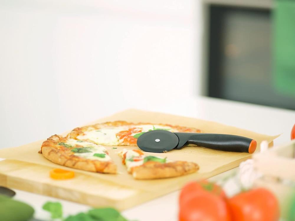 Fiskars Pizzaschneider mit hochwertigem Kunststoff-Schneidrad, 19 cm - Neu