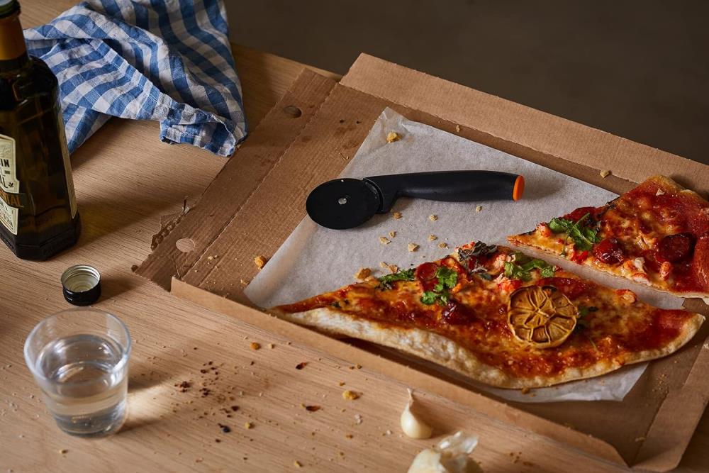 Fiskars Pizzaschneider mit hochwertigem Kunststoff-Schneidrad, 19 cm - Neu