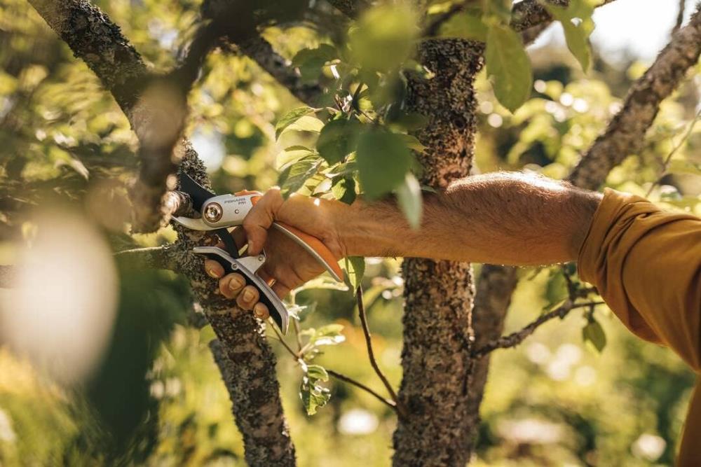 Fiskars Gartenschere  PowerLever Bypass für frische Äste